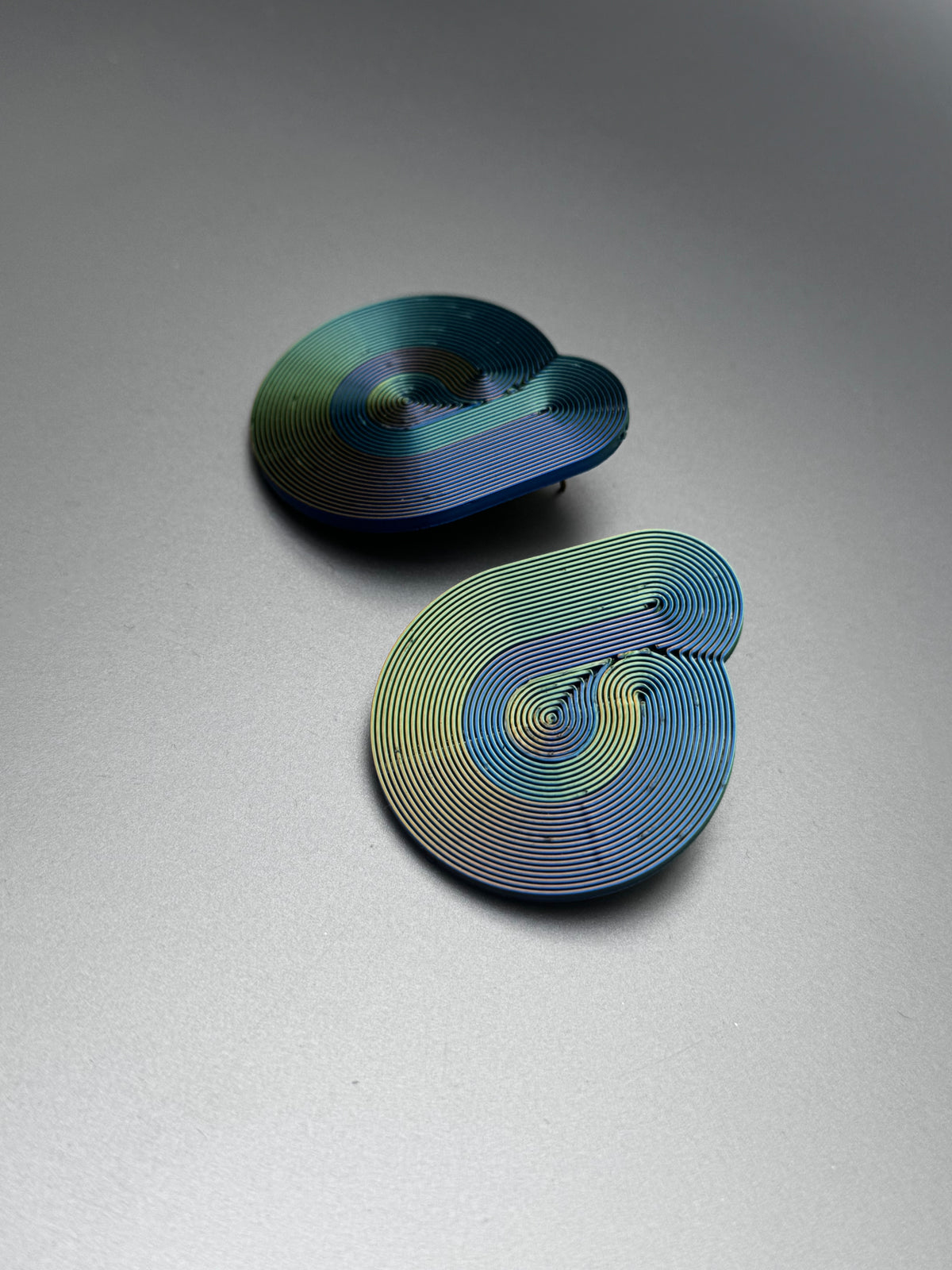 « Symbiose» – Boucles d'oreilles Irisées Graphiques