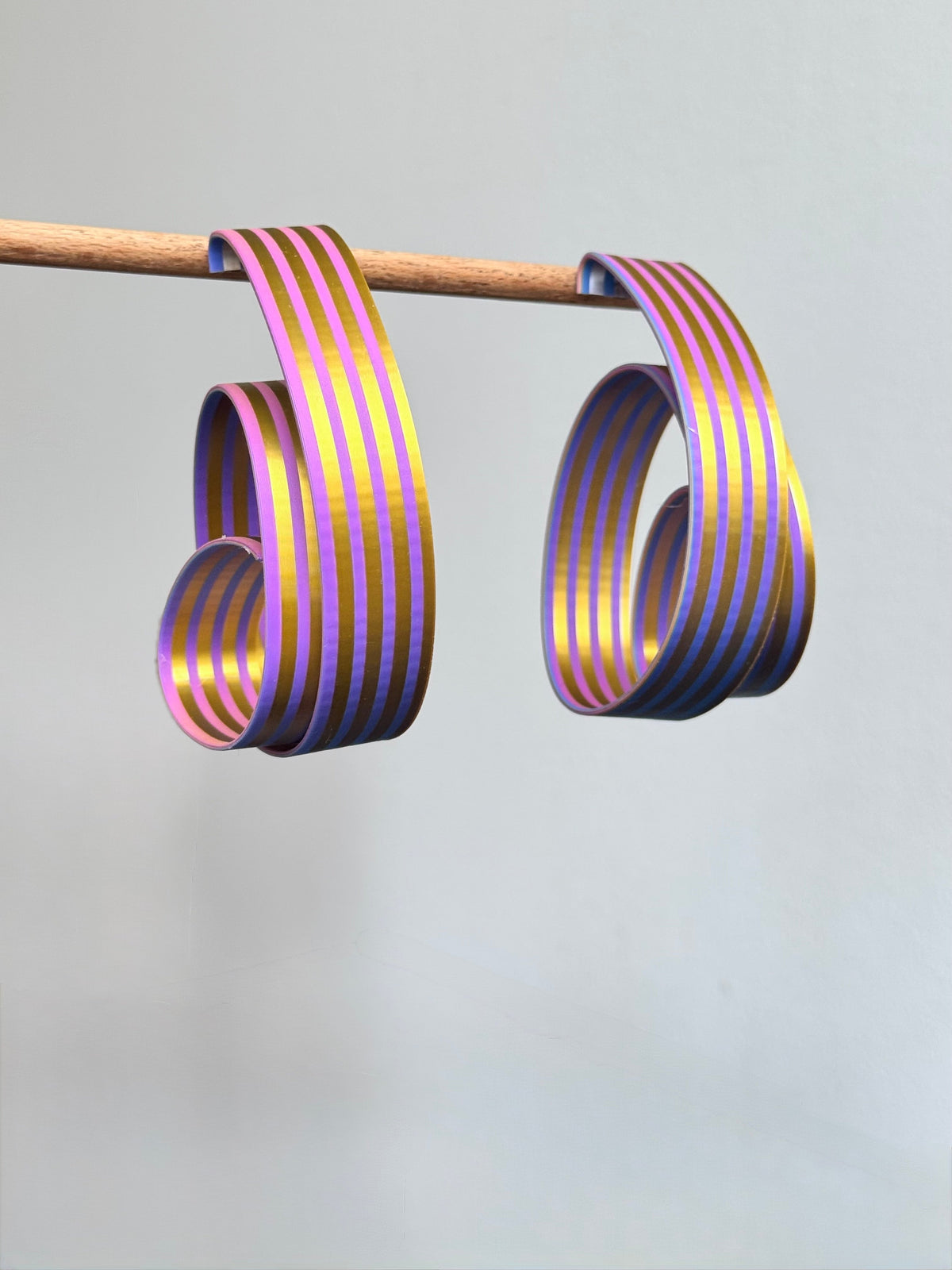 Boucles d'oreille « Ruban Spirale » irisées
