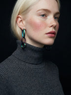 Les boucles d’oreilles miette en bioplastique léger irisées bleu-vertes-rouge