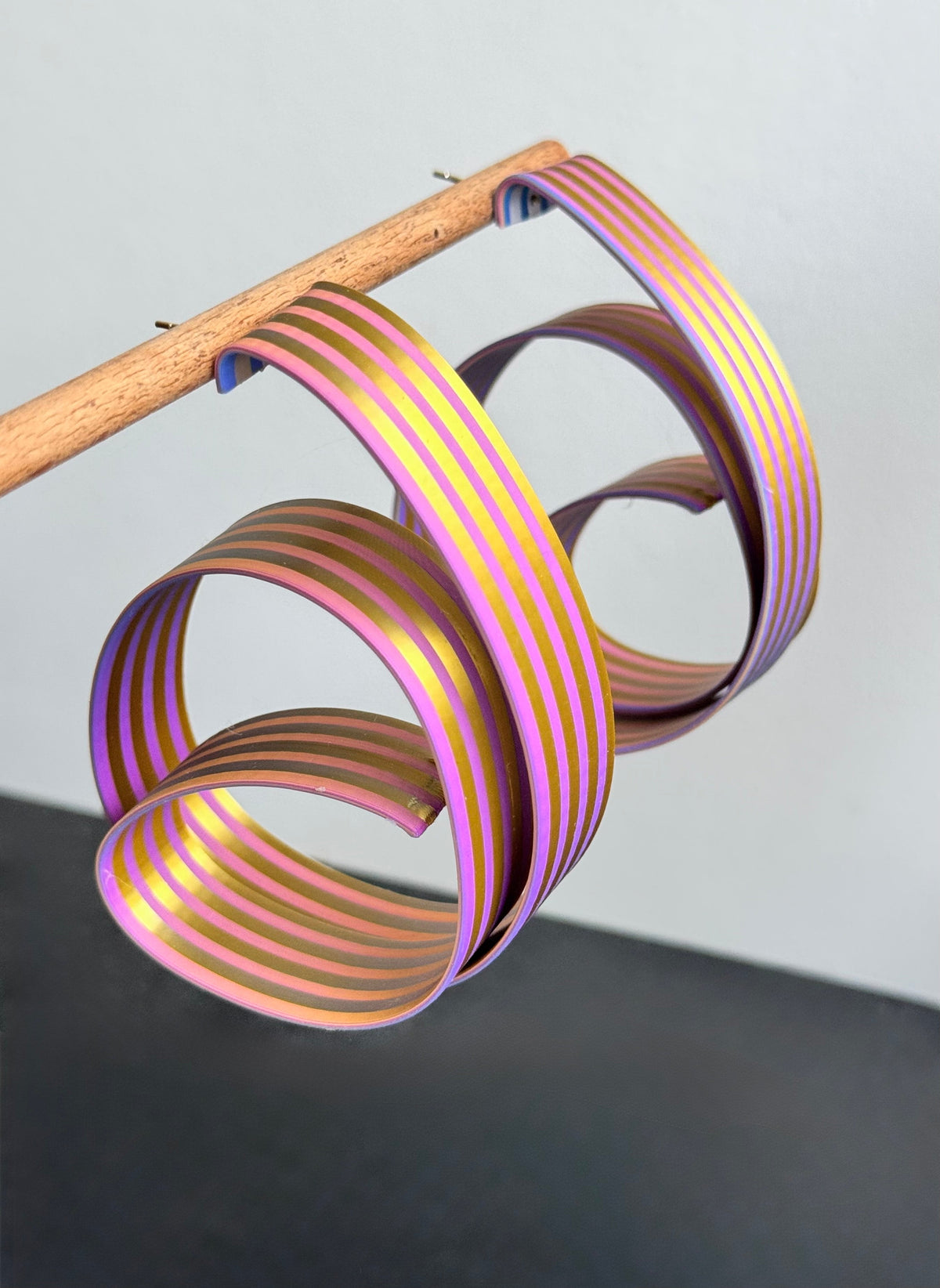 Boucles d'oreille « Ruban Spirale » irisées