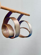 Boucles d'oreille « Ruban Spirale » irisées
