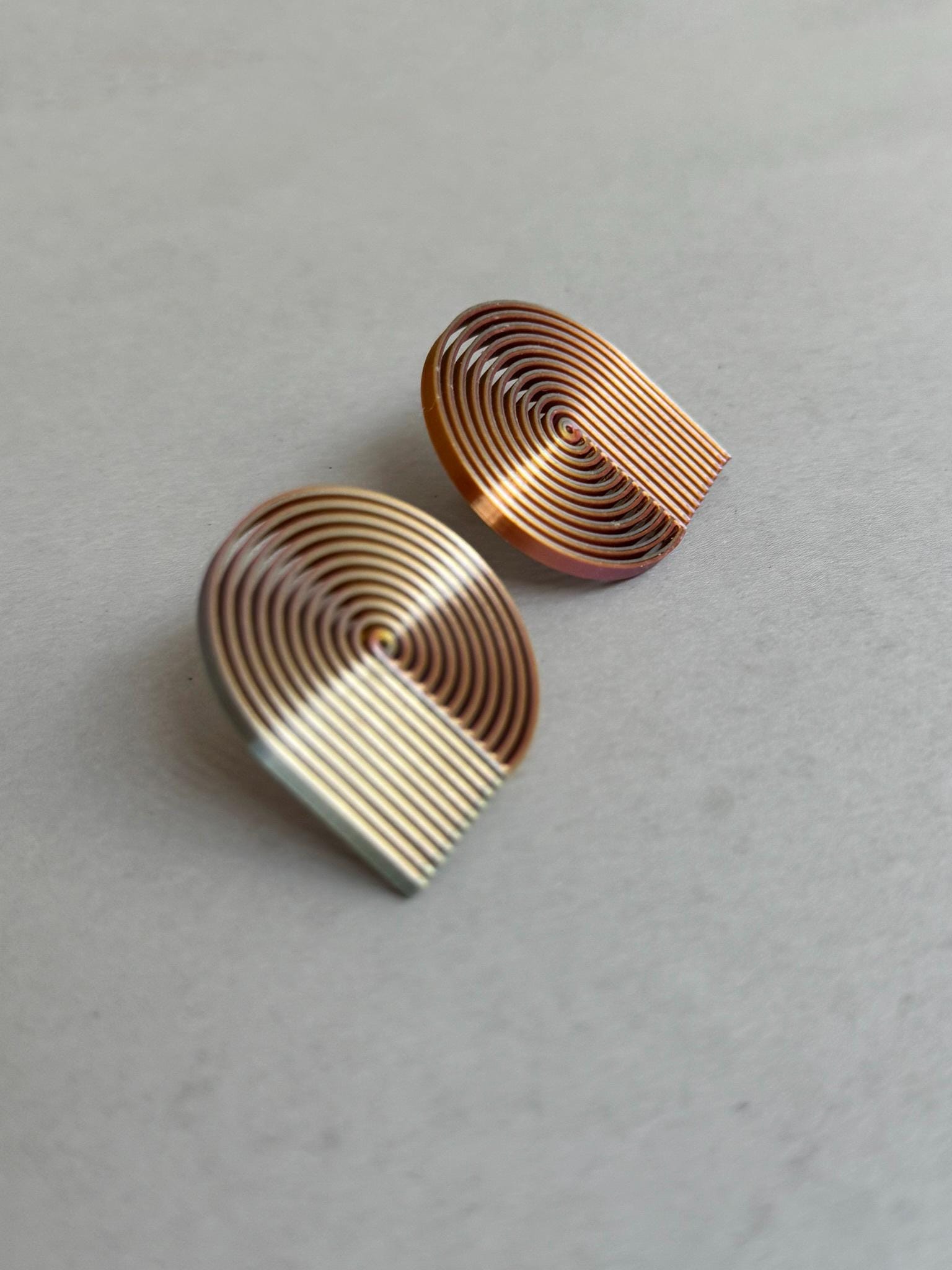 boucles irisées rose-or-vertes