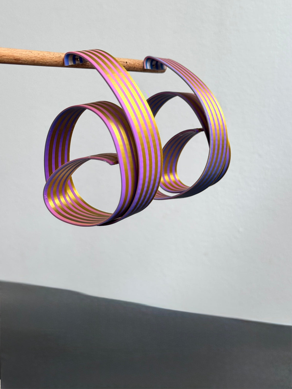 Boucles d'oreille « Ruban Spirale » irisées