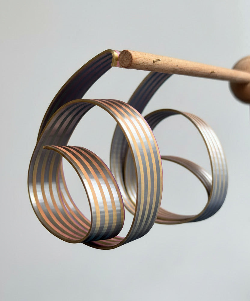 Boucles d'oreille « Ruban Spirale » irisées