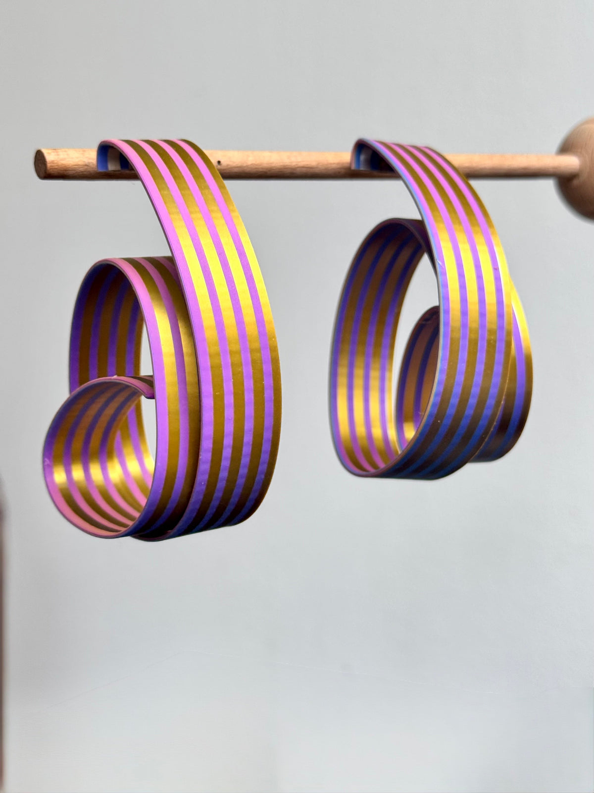 Boucles d'oreille « Ruban Spirale » irisées