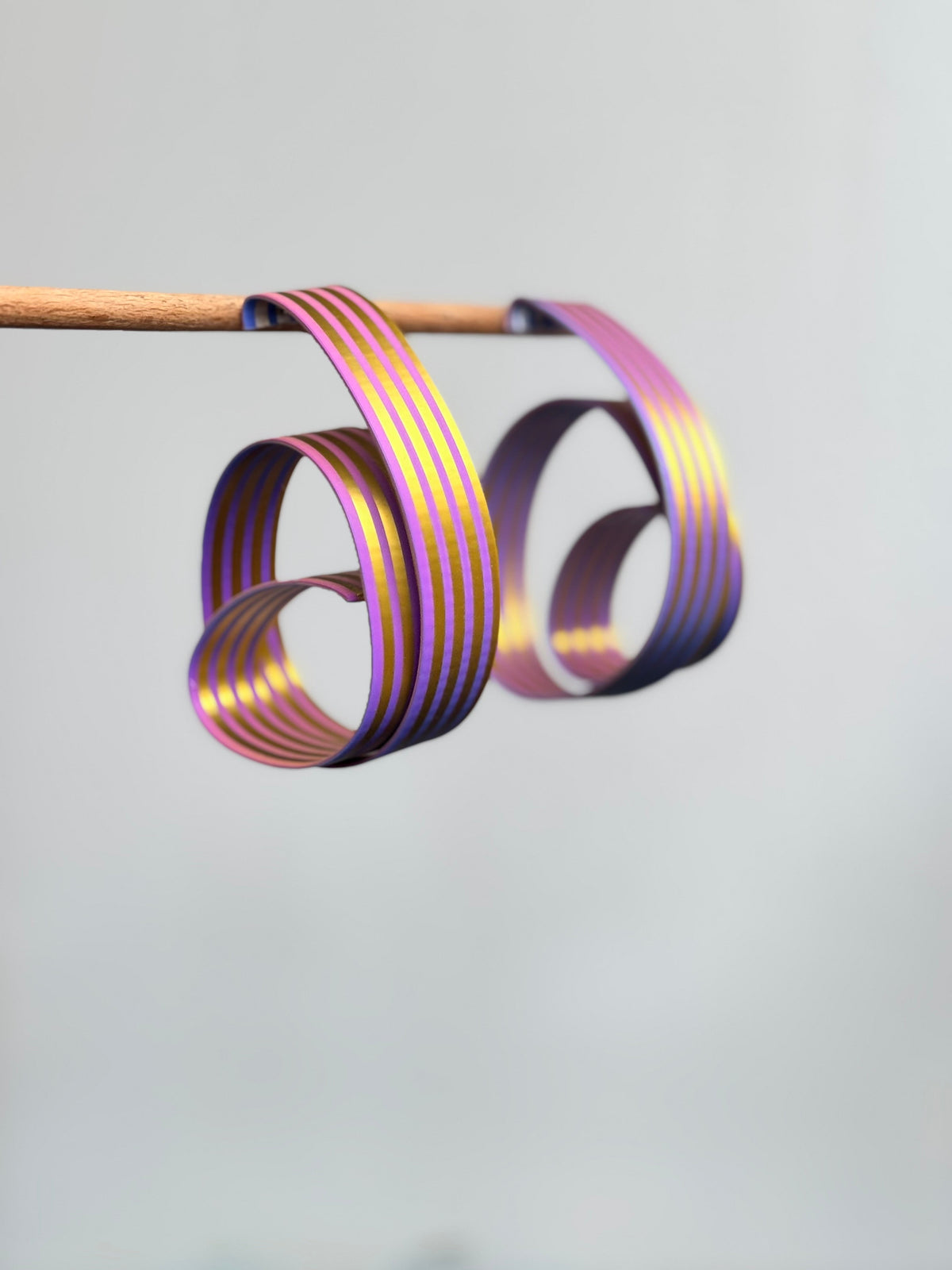 Boucles d'oreille « Ruban Spirale » irisées